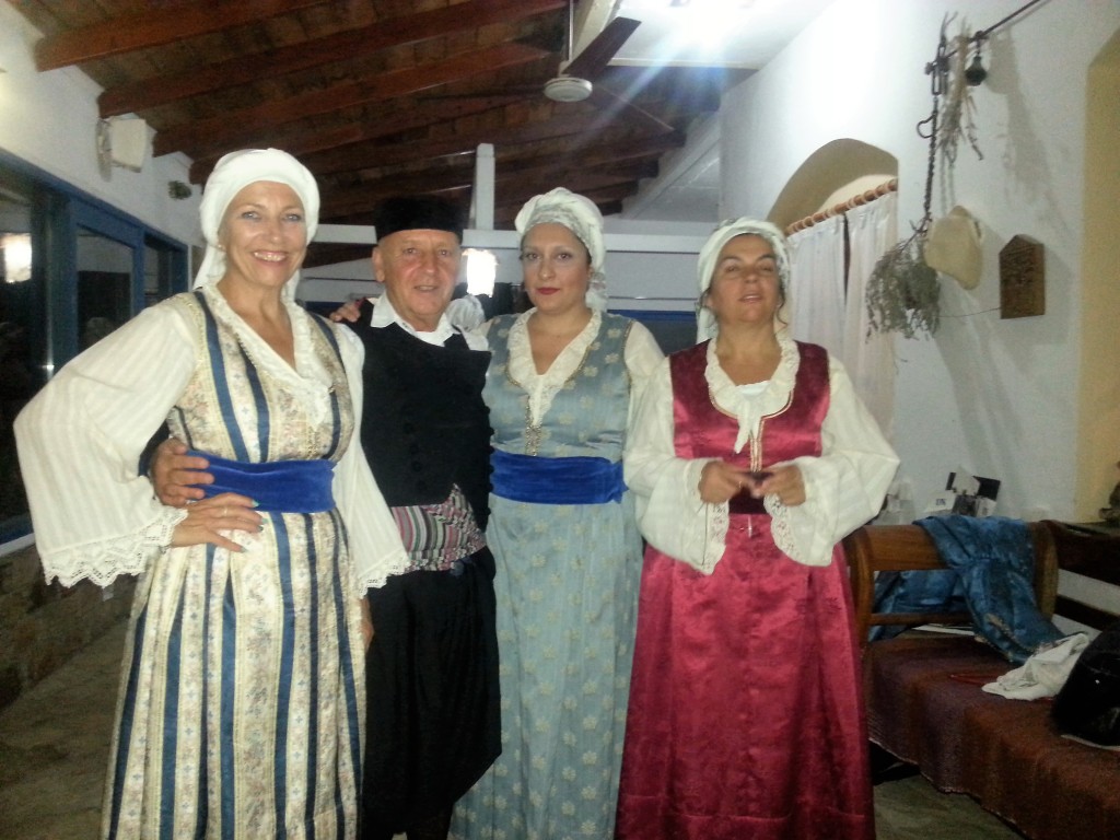 2016-10-12-20-37-29 Ursula mit ihrer Tanzgruppe mit Kostümen