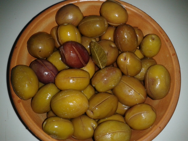 eingeschnittene Oliven