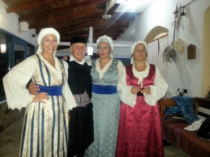 Ursula mit ihrer Tanzgruppe mit traditionellen Kostümen
