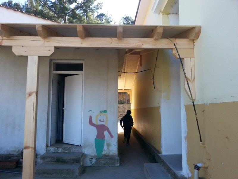Grundschule Spendenprojekt Kindertoiletten Jungenstoilette mit überdachtem Durchgang zur Mädchentoilette