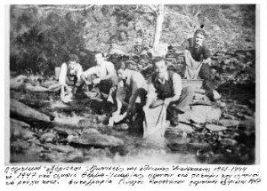 Blue Zones Ikaria Verbannte waschen 1947 in Therma ihre Kleider im Fluss, Foto G. Kapetanos erodotos.wordpress.com
